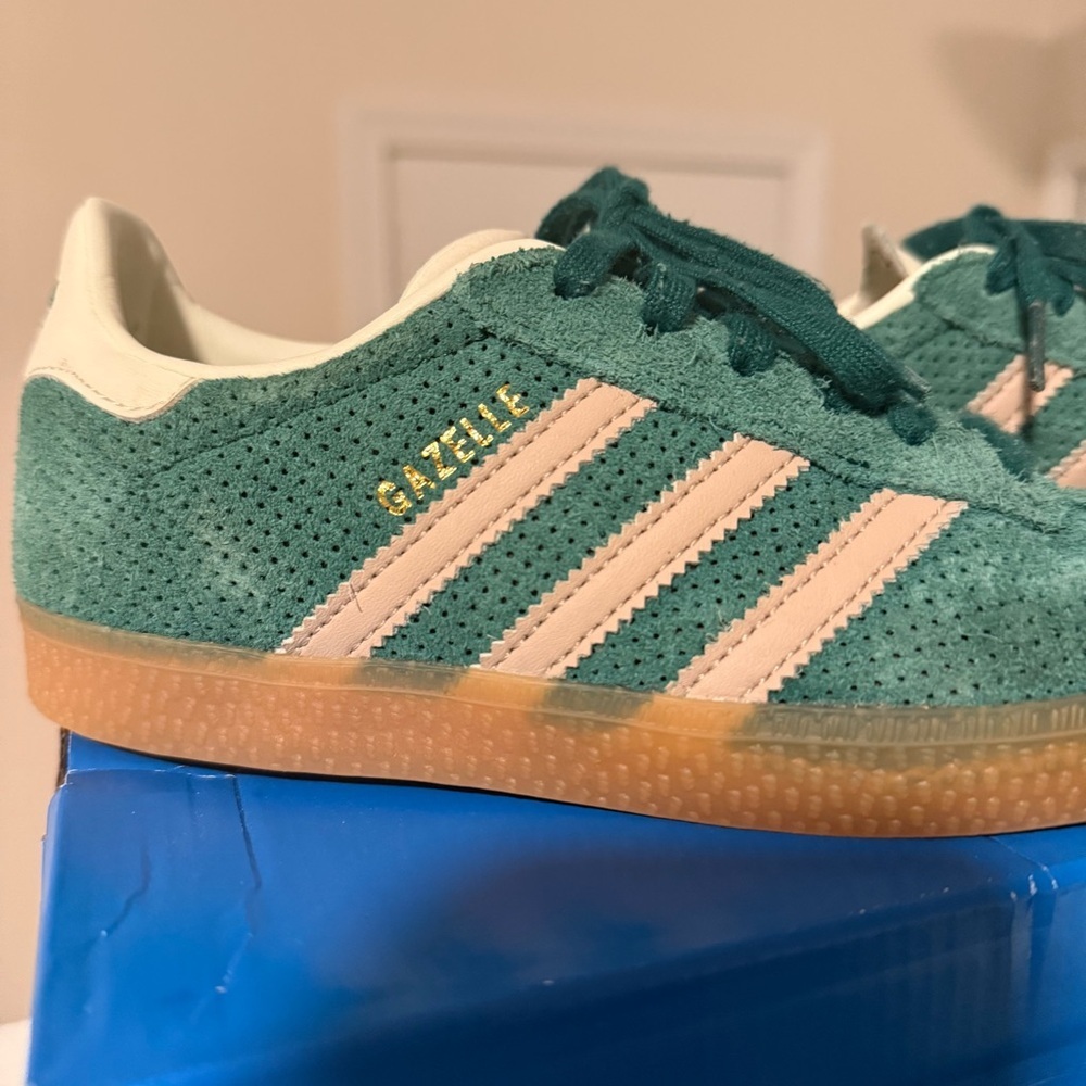 Adidas kids green and white Gazelle Sneaker size 1 - Picture 2 of 10